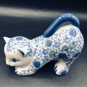 BOMBAY CO Blue & White Porcelain Chinoiserie Cat Kitten  5” x 4” x 3”